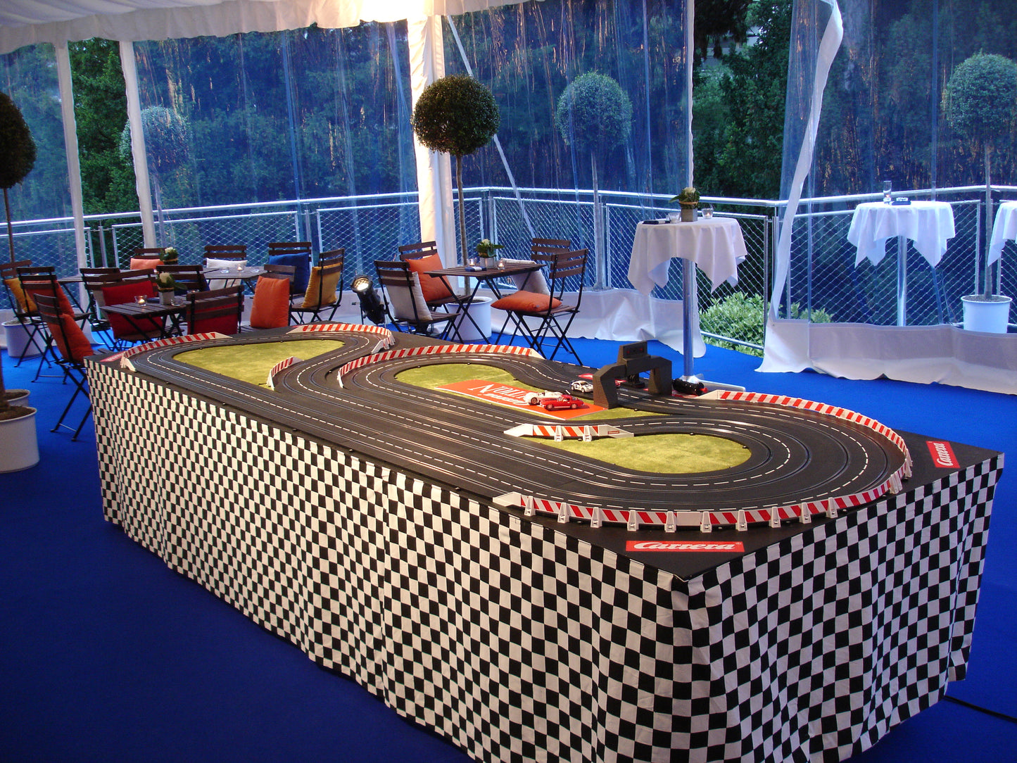 Carrerabahn 4-spurig modern