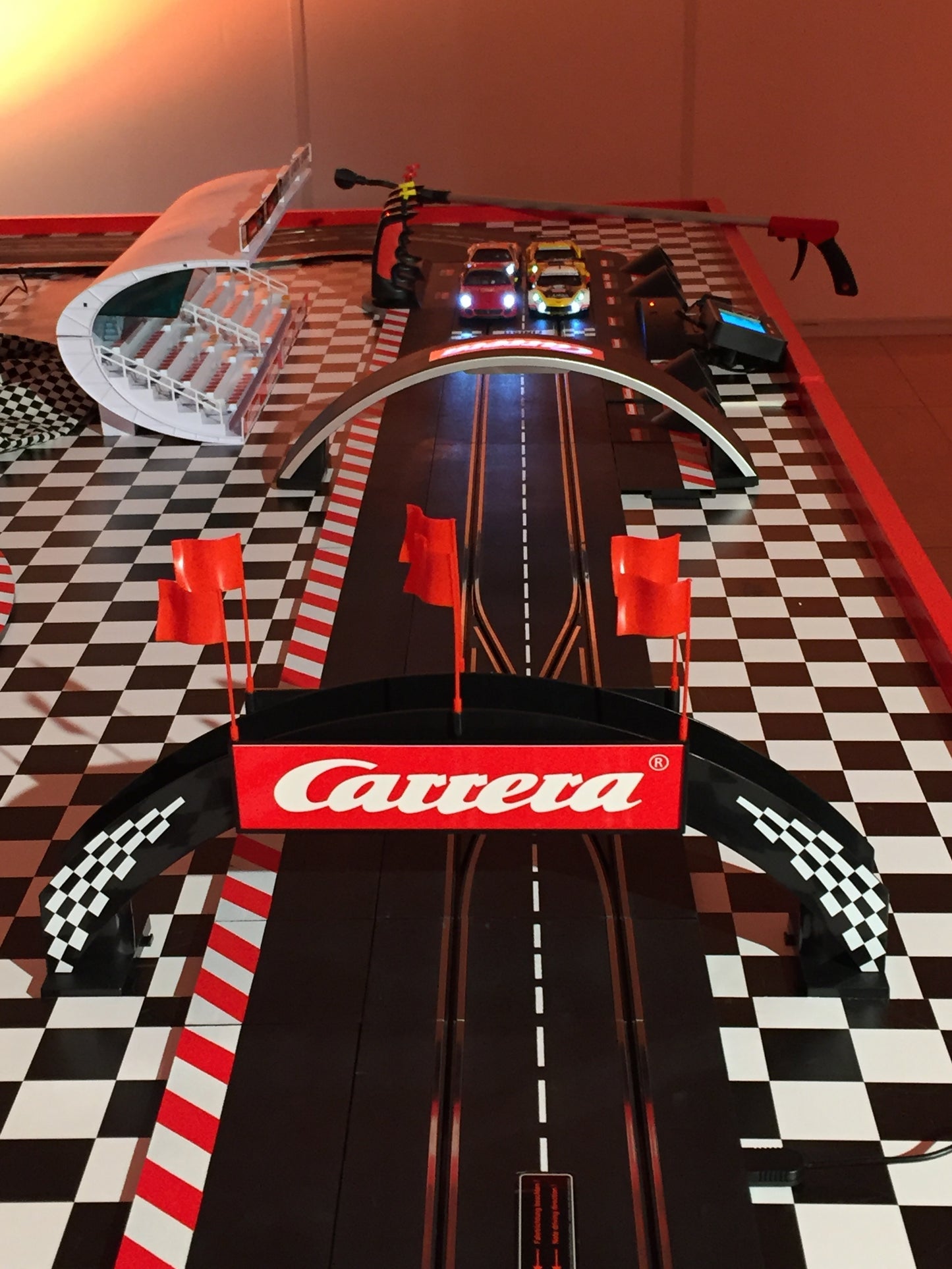 Carrerabahn 2-spurig modern mittel